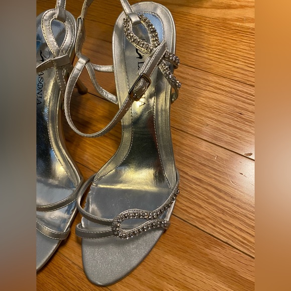 Gorgeous Silver Heels - Picture 1 of 3